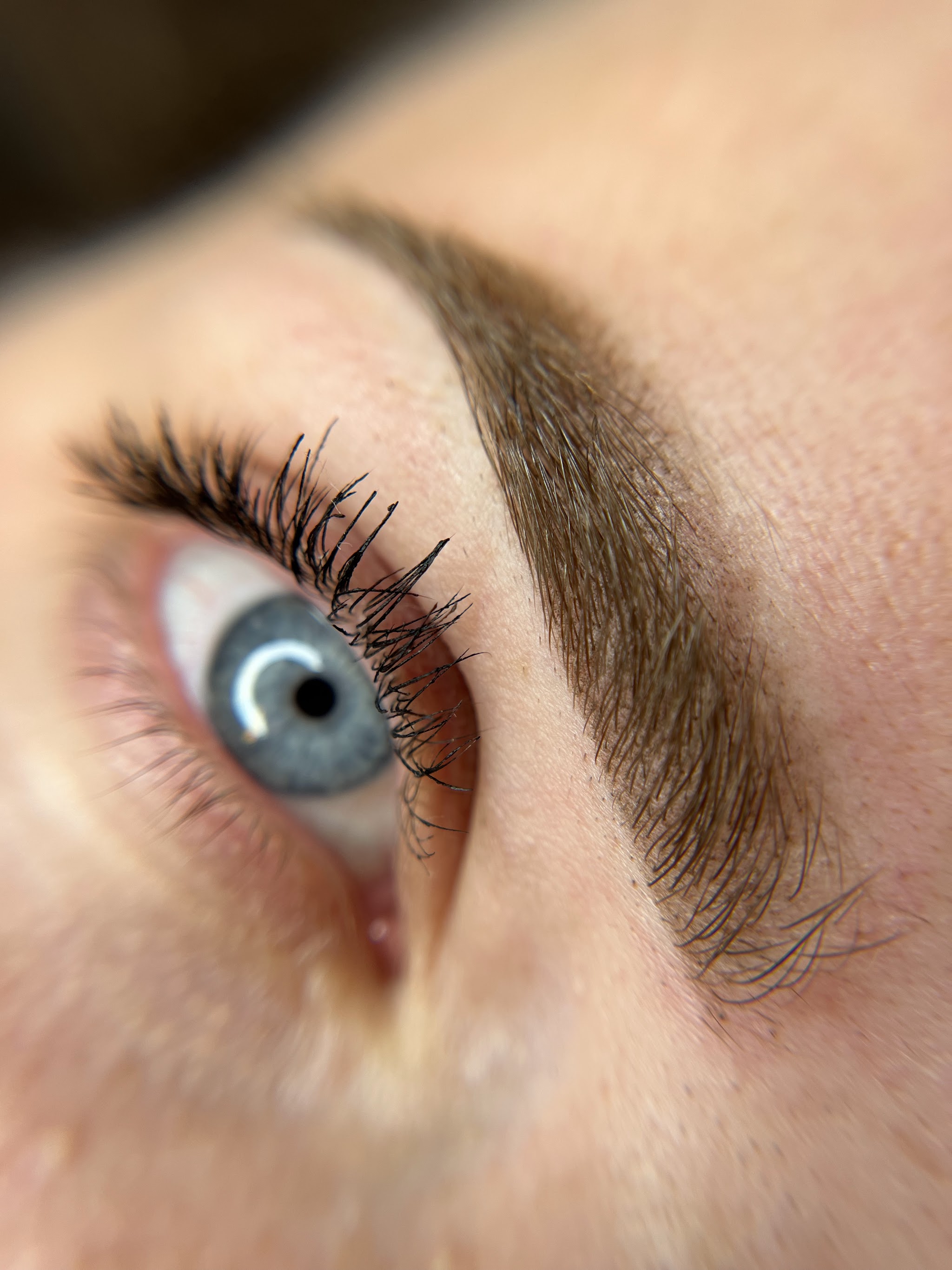 Close-up van een strak gezette wenkbrauw met natuurlijke uitstraling