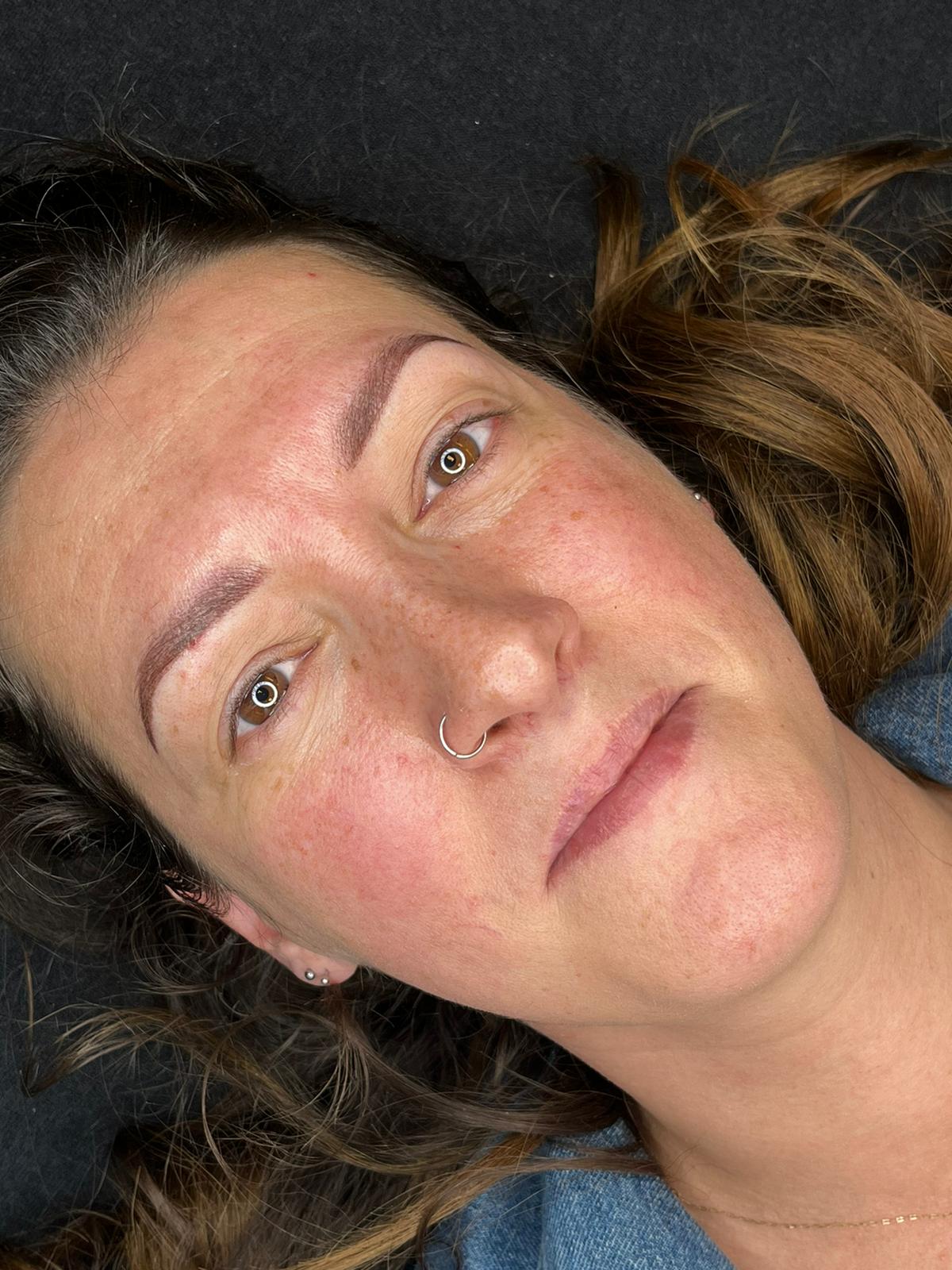 Klant met natuurlijke wenkbrauwen na een behandeling bij Studio Brow