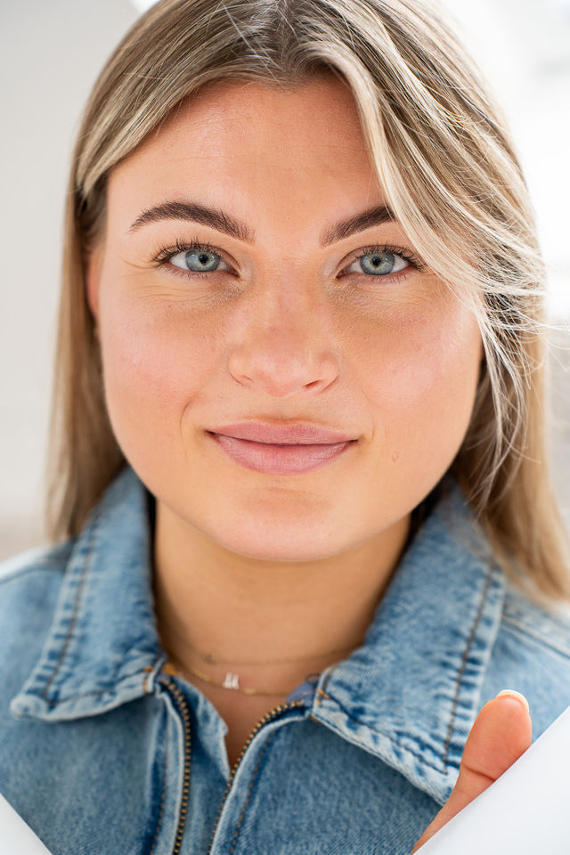 Klant met natuurlijk gevormde wenkbrauwen na een behandeling bij Studio Brow